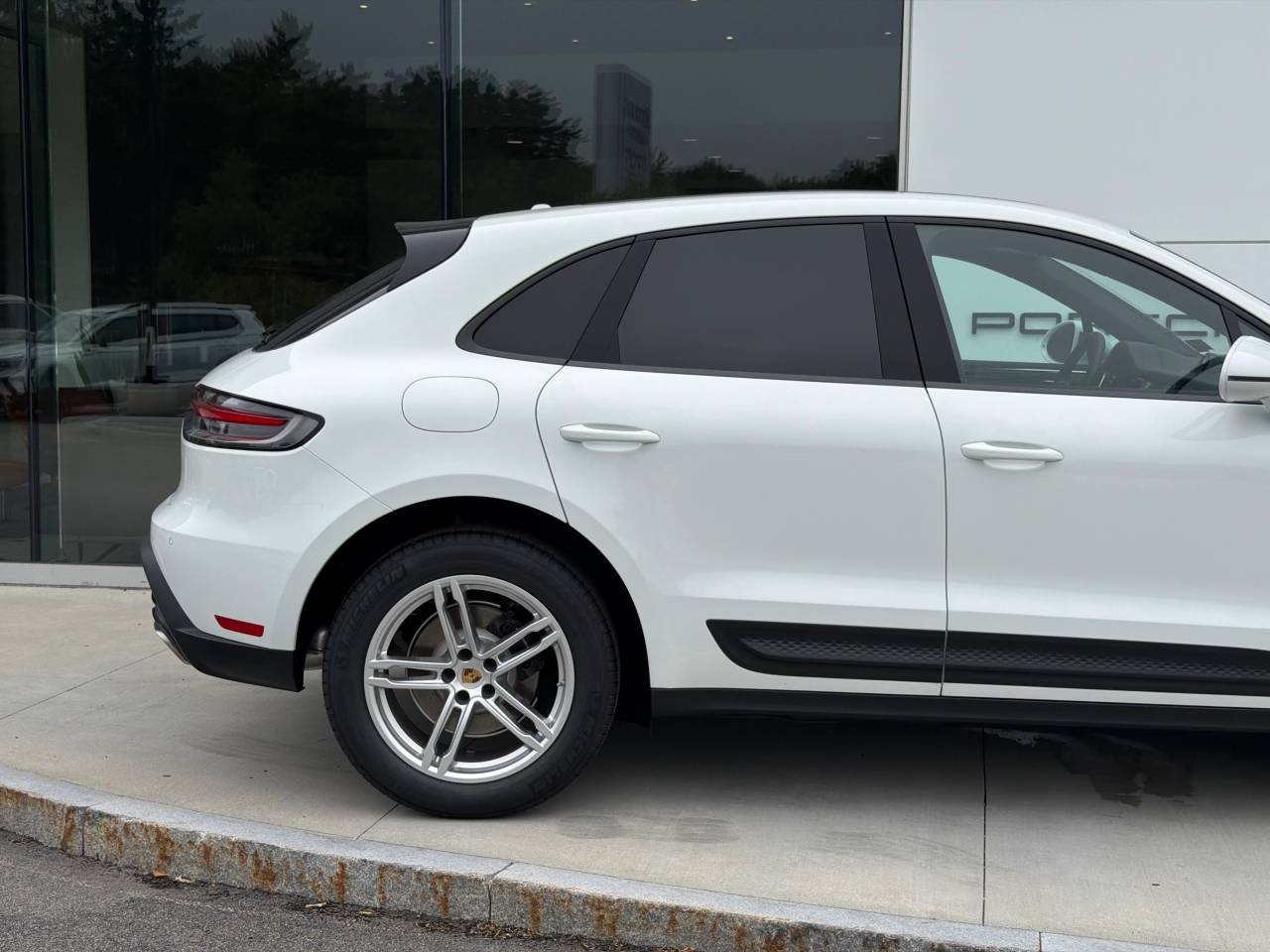 2026 Porsche Macan T - Photo 8