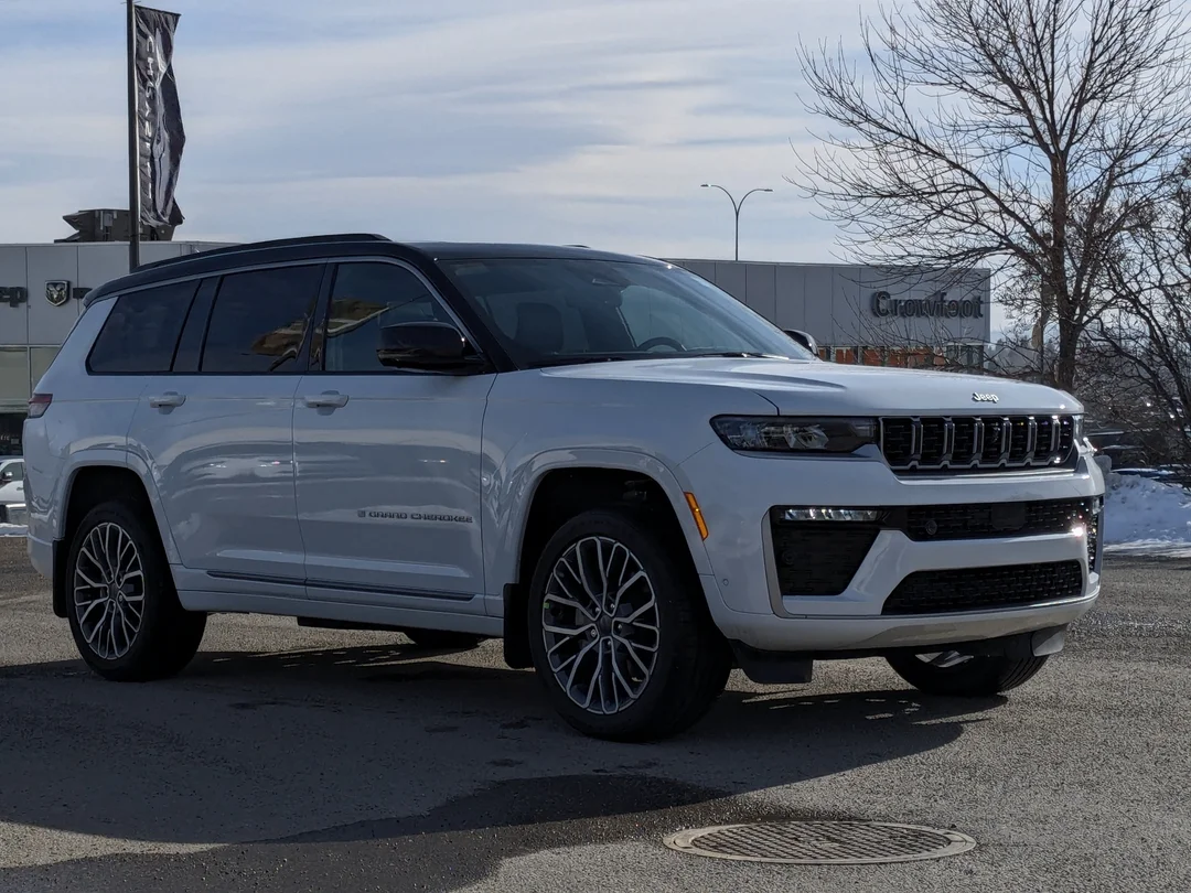 New 2026 White Jeep Summit - - 4x4 - Pano Sunroof - Palermo Lthr - Head-Up Display - Night Vision & More! image 2
