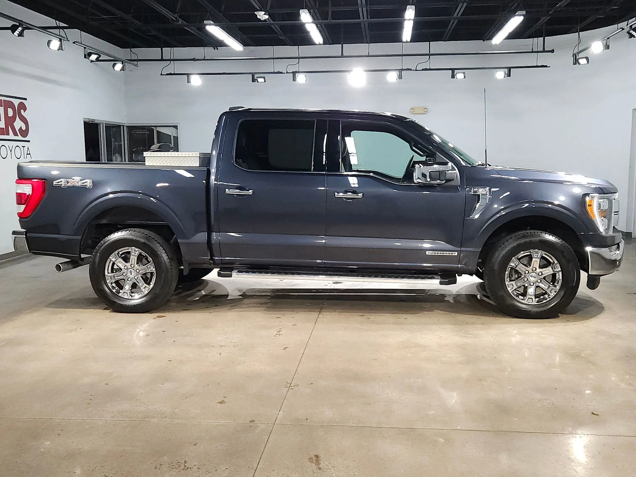 Used 2022 Smoked Quartz Metallic Tinted Clearcoat Ford LARIAT image 8