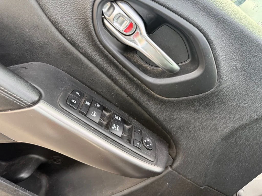 Used 2019 Silver Jeep Latitude Plus image 6