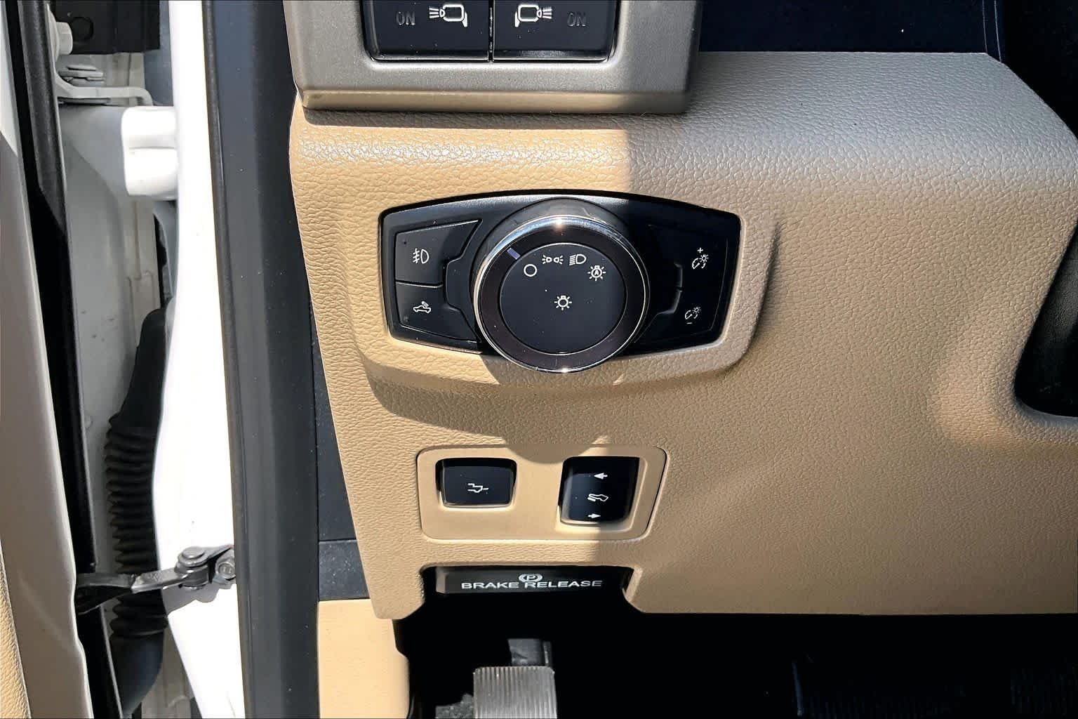 Used 2017 White Platinum Metallic Tri-Coat Ford Lariat image 36