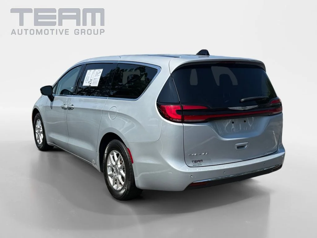 Used 2024 Silver Chrysler Touring L image 5