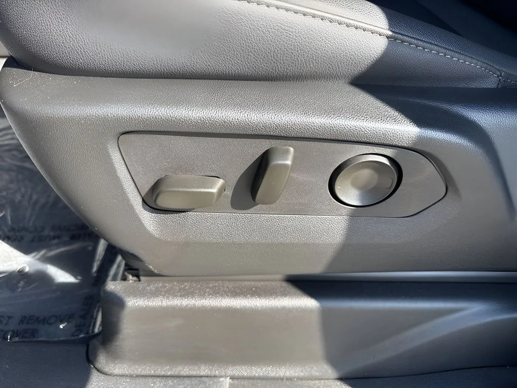 Used 2025 Gray Chevrolet Z71 image 10