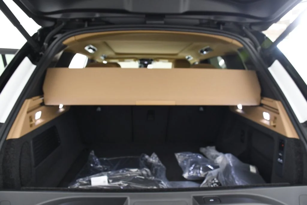 New 2026 Ostuni Pearl Wh Land Rover SE image 23
