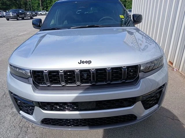 New 2026 Silver Zynith Exterior Paint Jeep Limited Reserve image 8