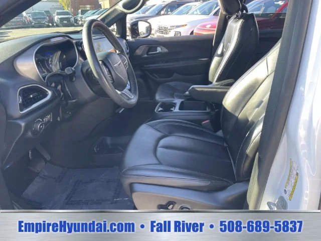 Used 2025 White Chrysler Select image 18