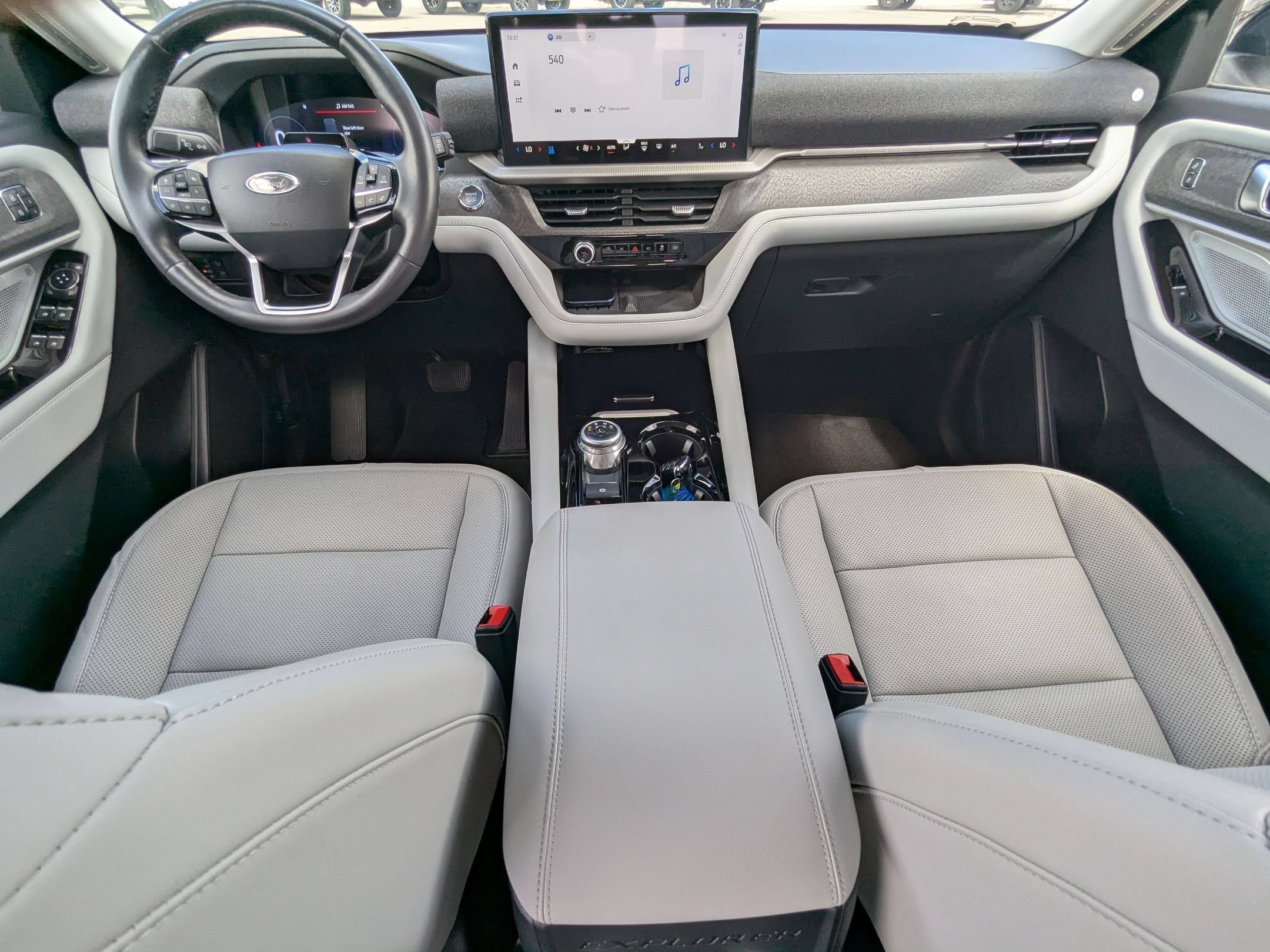 Used 2025 White Metallic Ford Platinum image 28