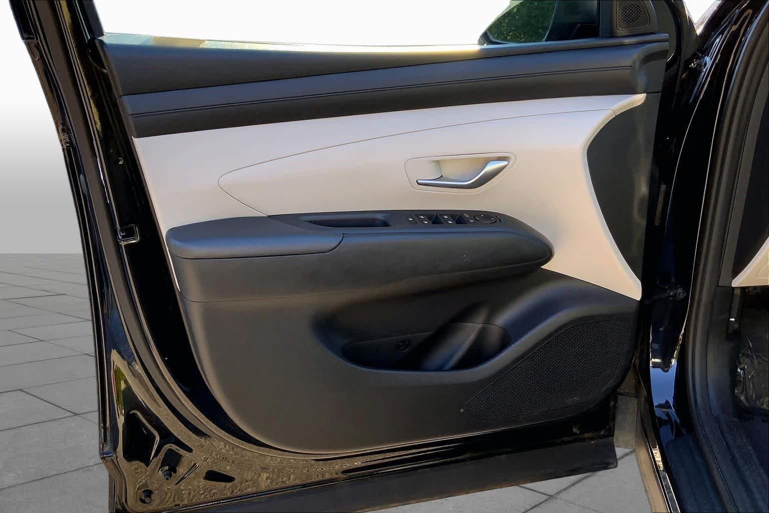 Used 2025 Phantom Black Hyundai SEL image 18