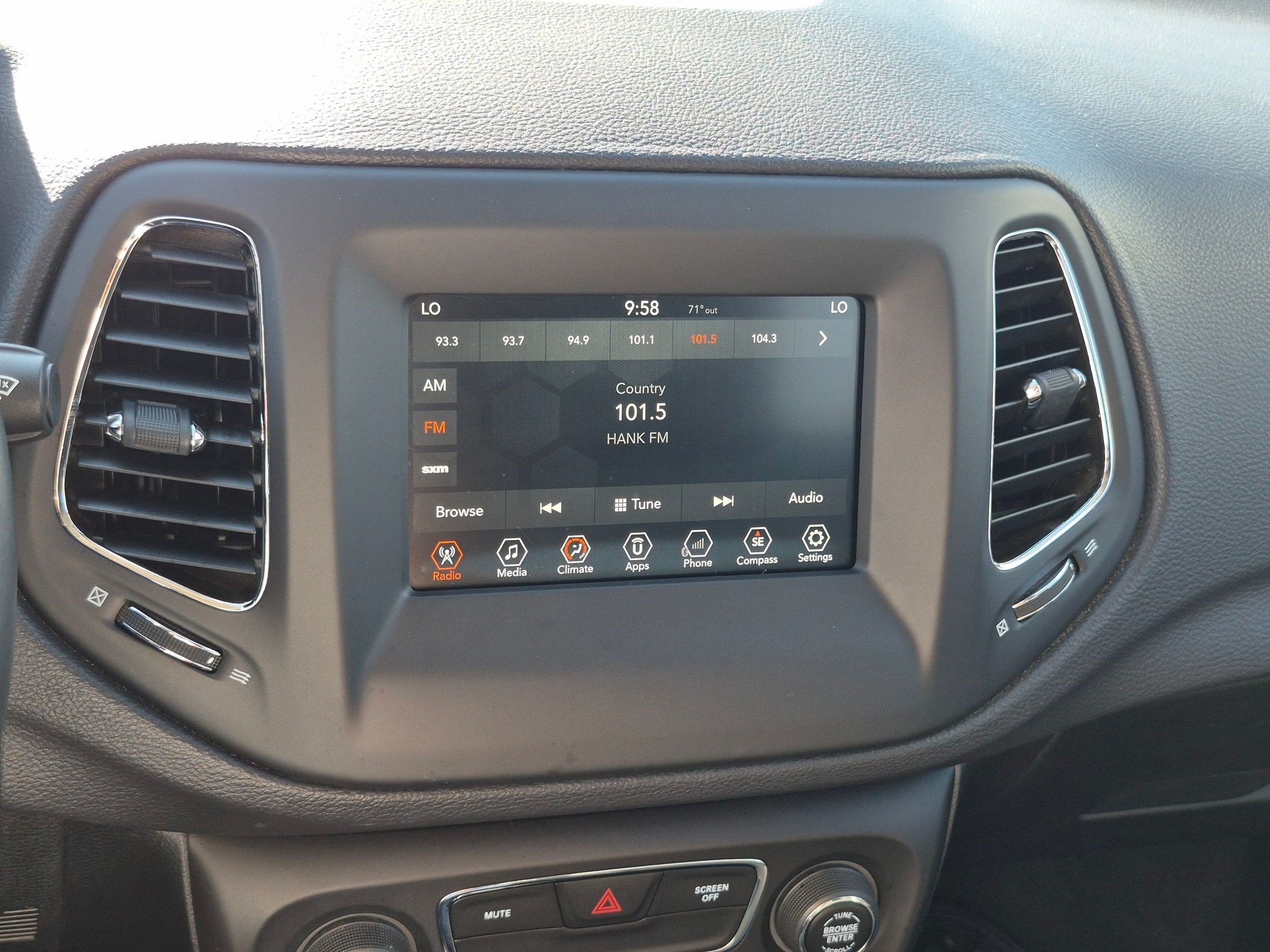 Used 2018 Granite Crystal Metallic Clearcoat Jeep Latitude image 22
