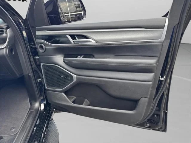 New 2025 Diamond Black Crystal Pearl-Coat Exterior Paint Jeep Series II image 34