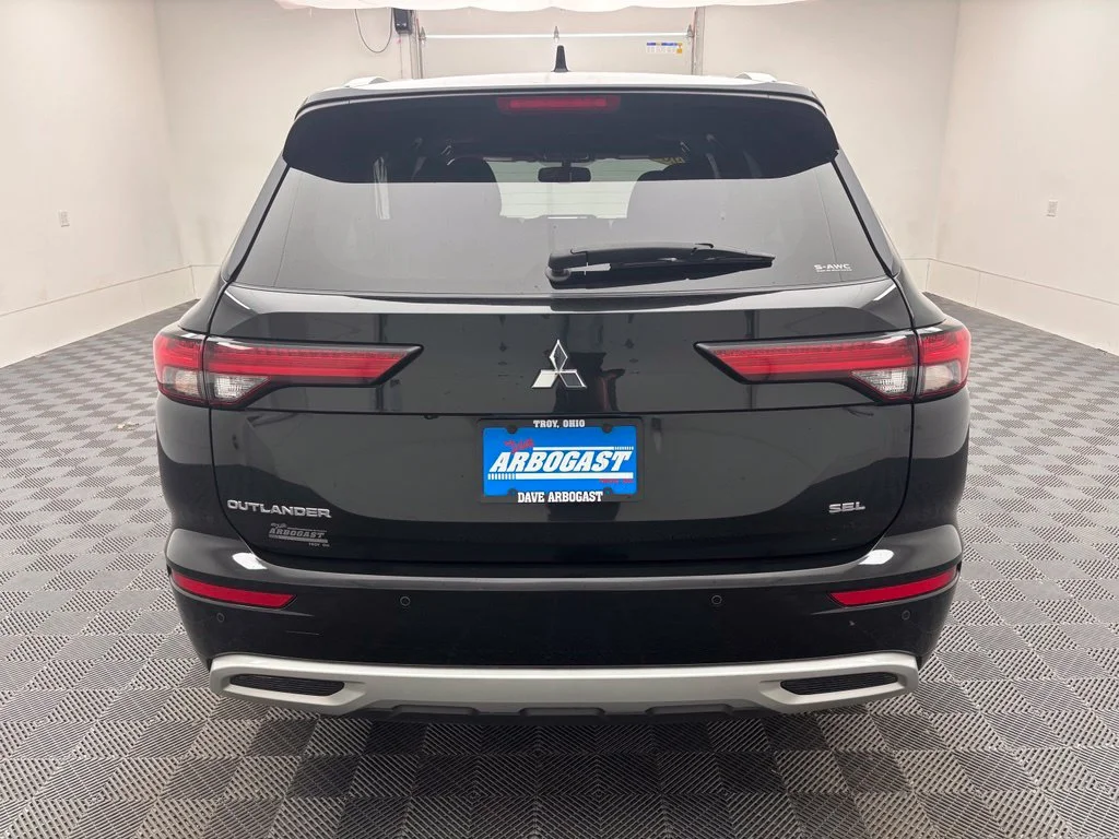 Used 2022 Black Mitsubishi SEL image 9