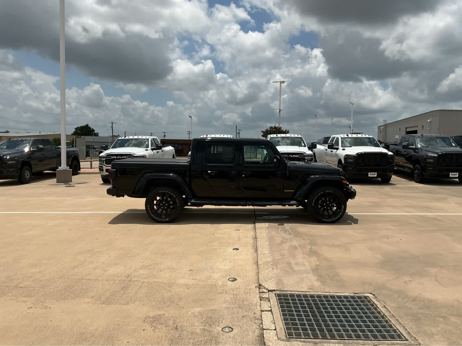 Used 2022 Black Clearcoat Jeep High Altitude image 5