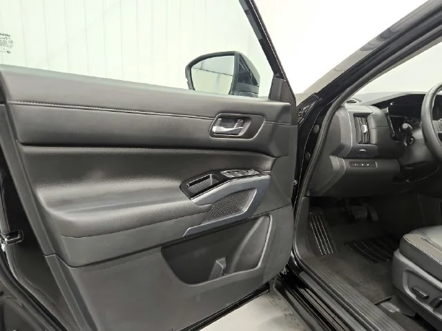 Used 2025 Super Black Nissan SL image 17