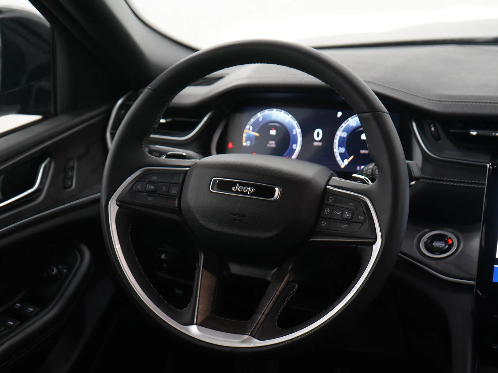 Used 2024 Diamond Black Crystal Pearlcoat Jeep Limited image 15