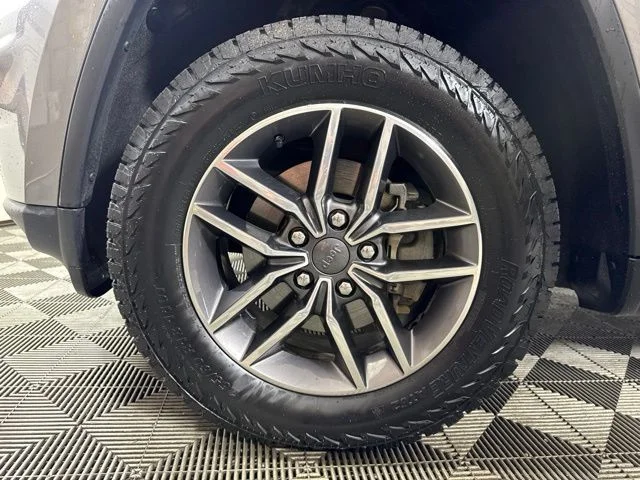 Used 2020 Billet Silver Metallic Jeep Laredo image 10