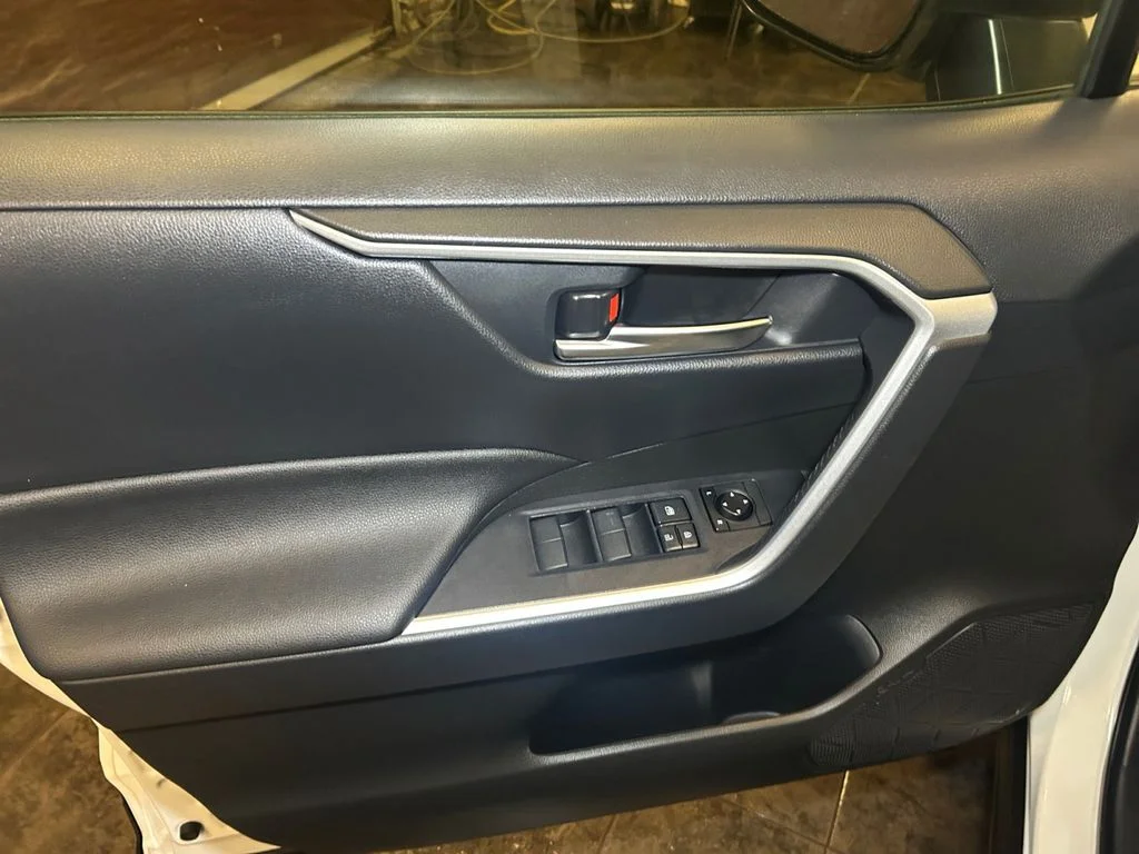 Used 2020 Super White Toyota XLE image 22