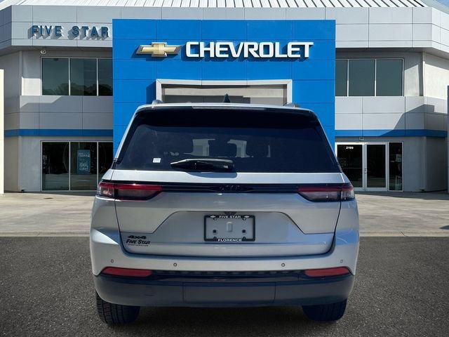 Used 2022 Silver Jeep Altitude image 5