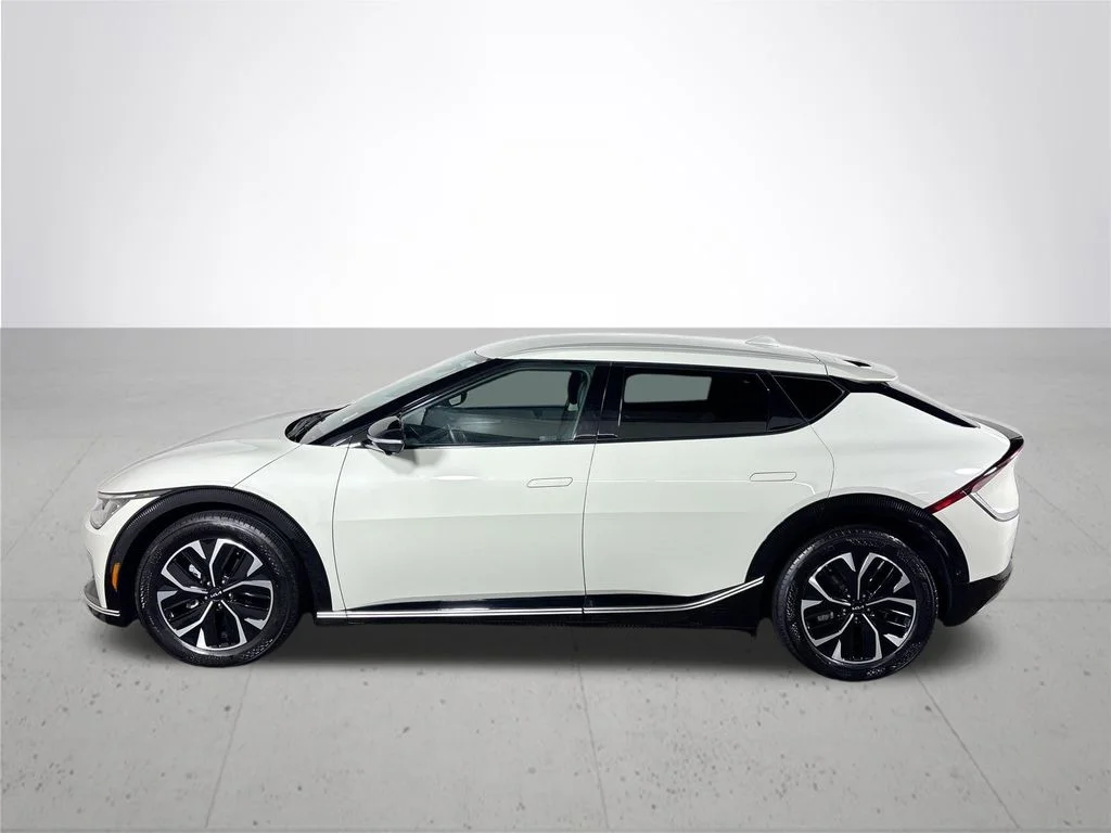 Used 2022 White Kia Wind image 9