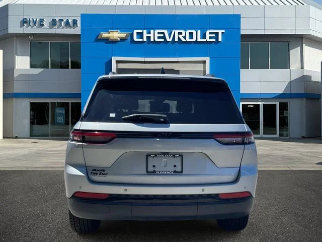 Used 2022 Silver Jeep Altitude image 5