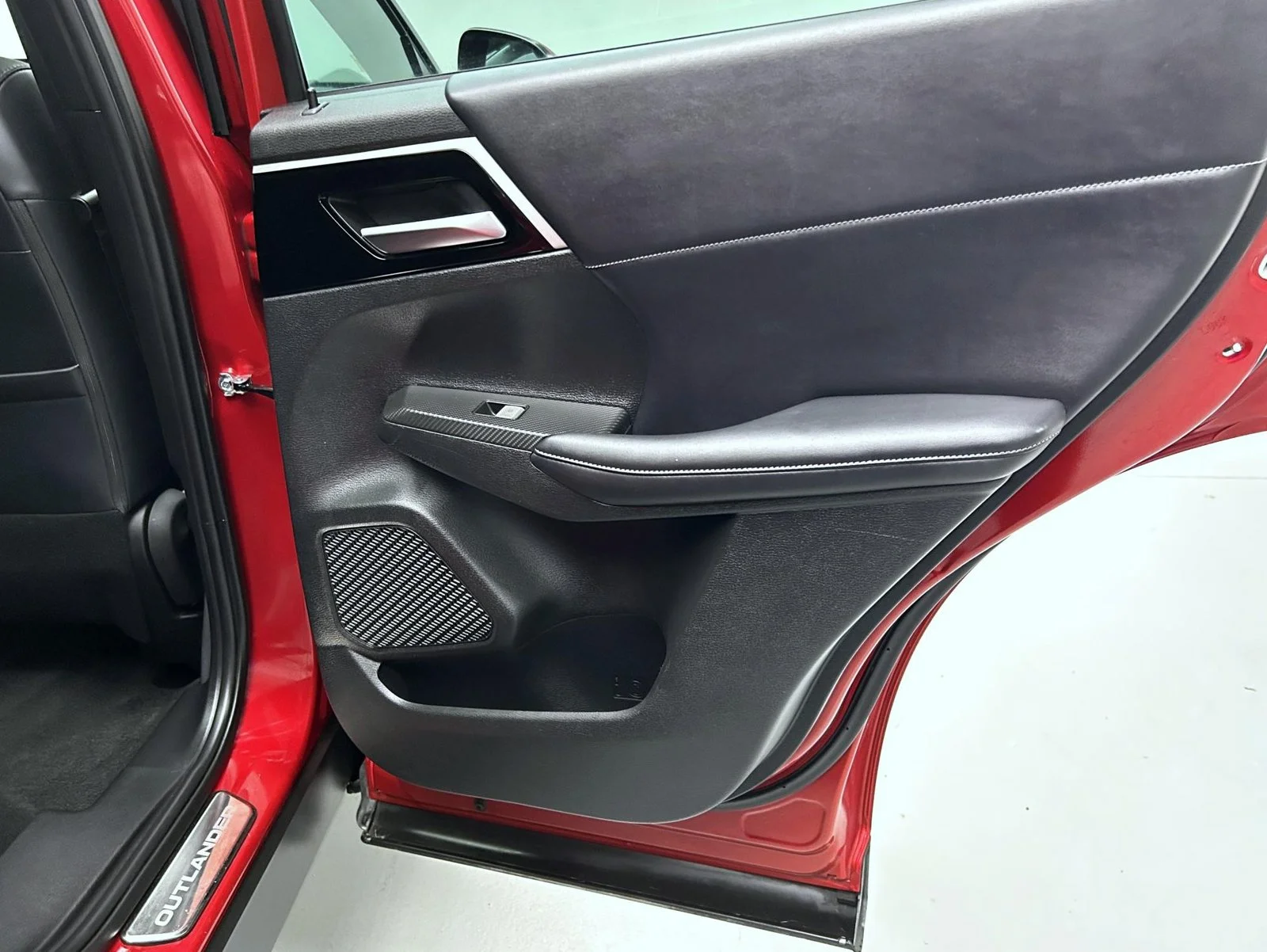 Used 2023 Red Mitsubishi SE image 17