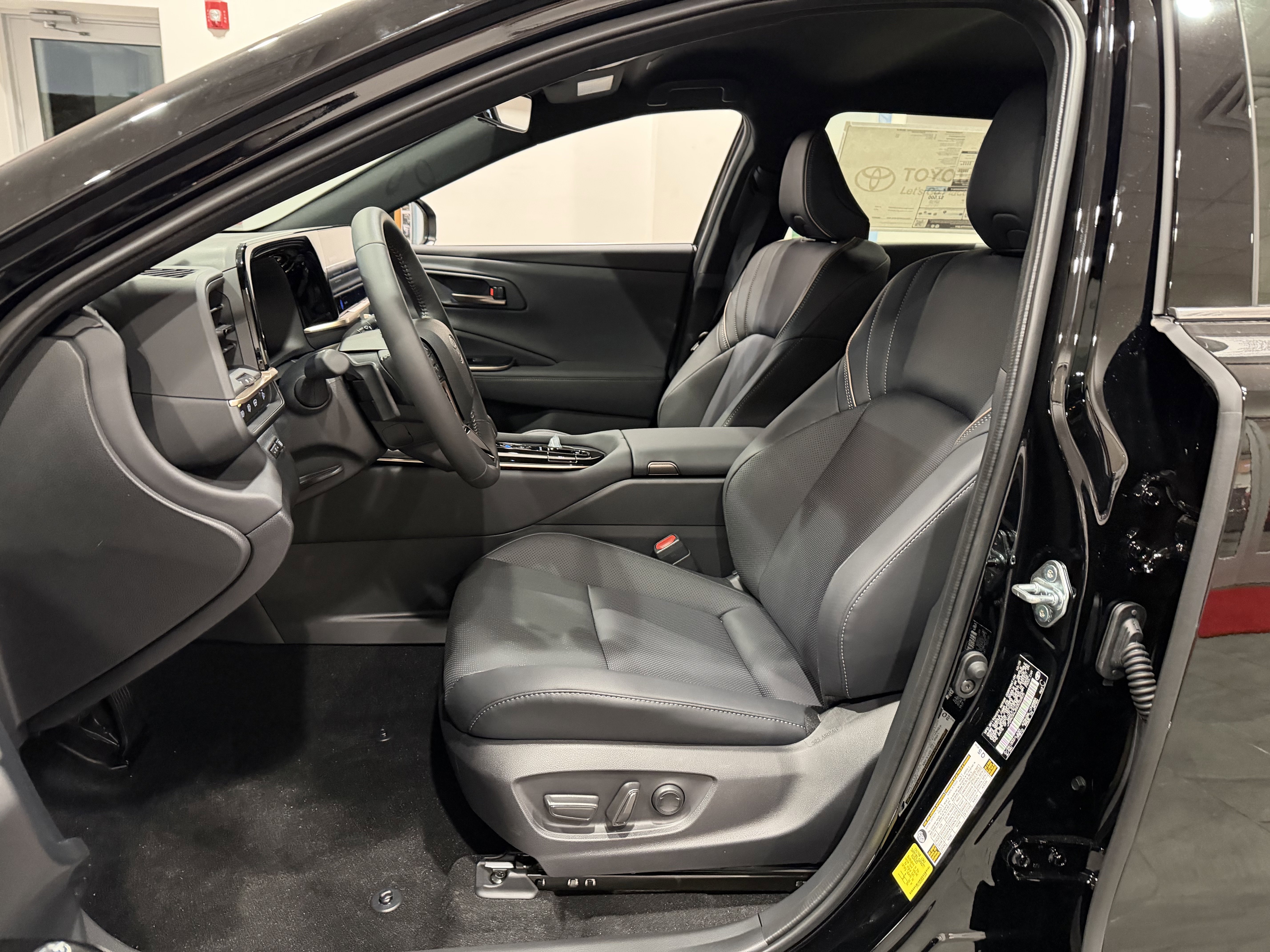 2025 Toyota Crown Signia XLE - Photo 27