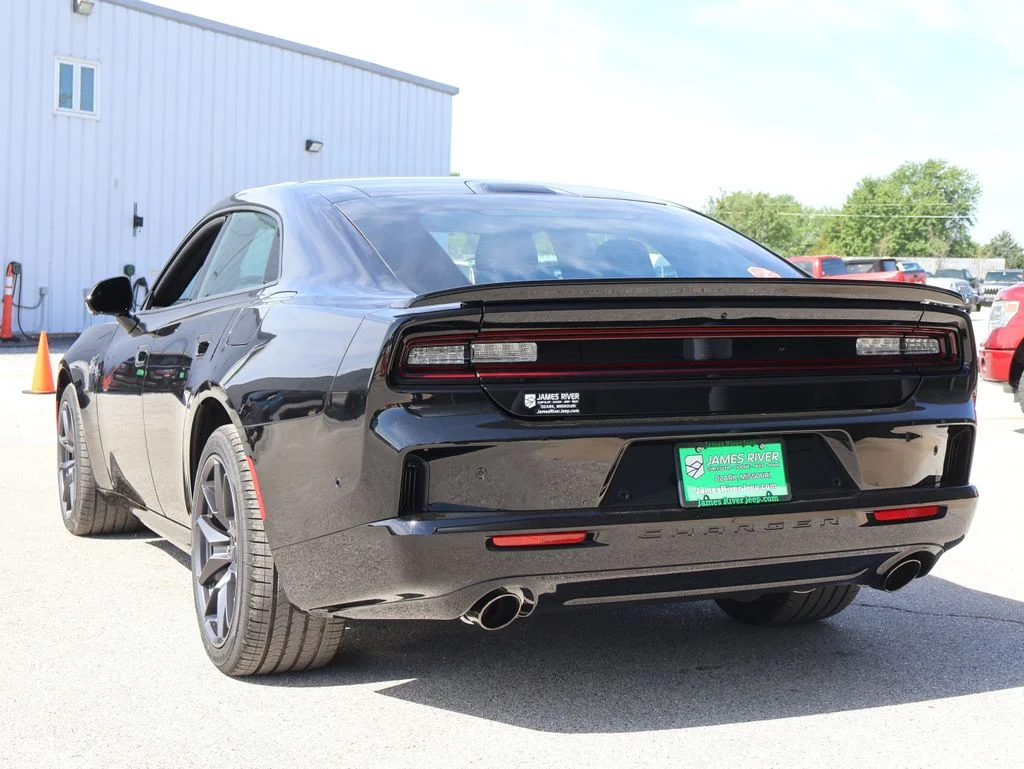New 2026 Diamond Black Crystal Pearlcoat Dodge R/T Scat Pack image 3