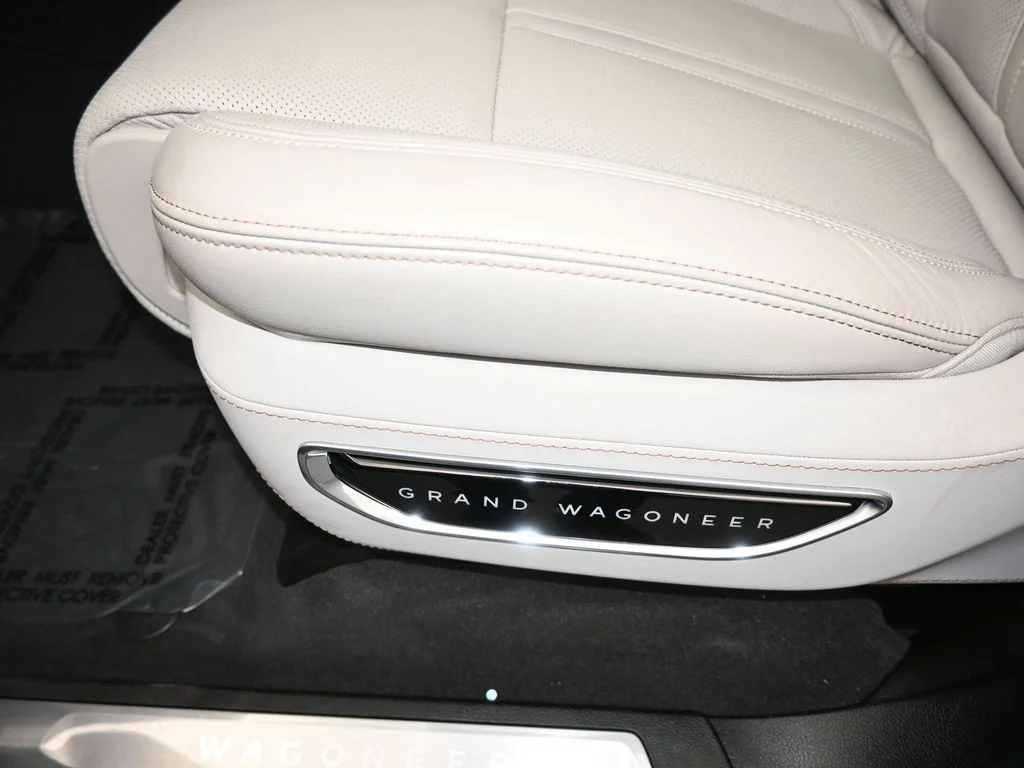Used 2024 Diamond Black Crystal Pearlcoat Jeep Base image 17