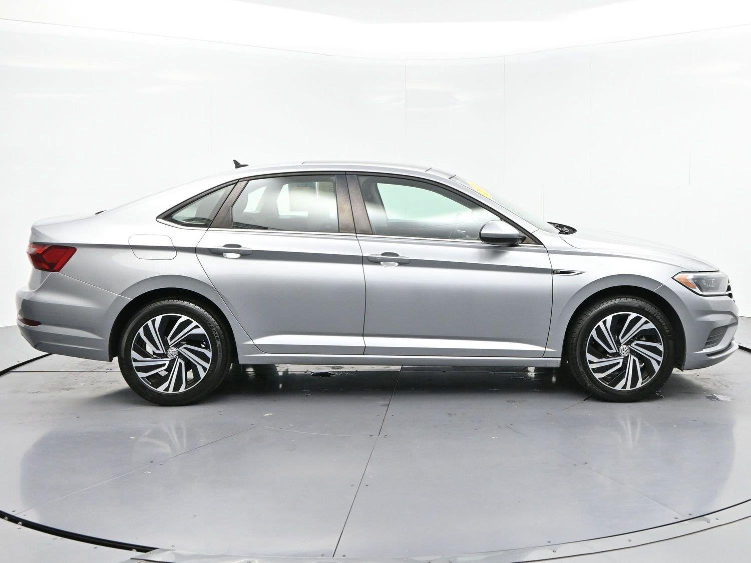 Used 2021 Pyrite Silver Metallic Volkswagen SEL image 8
