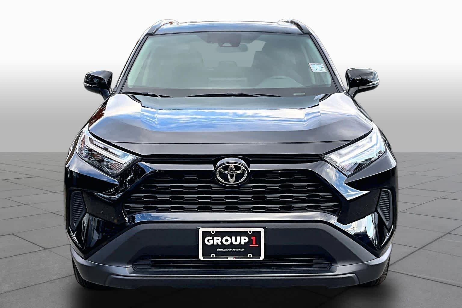 Used 2025 Midnight Black Metallic Toyota XLE image 4
