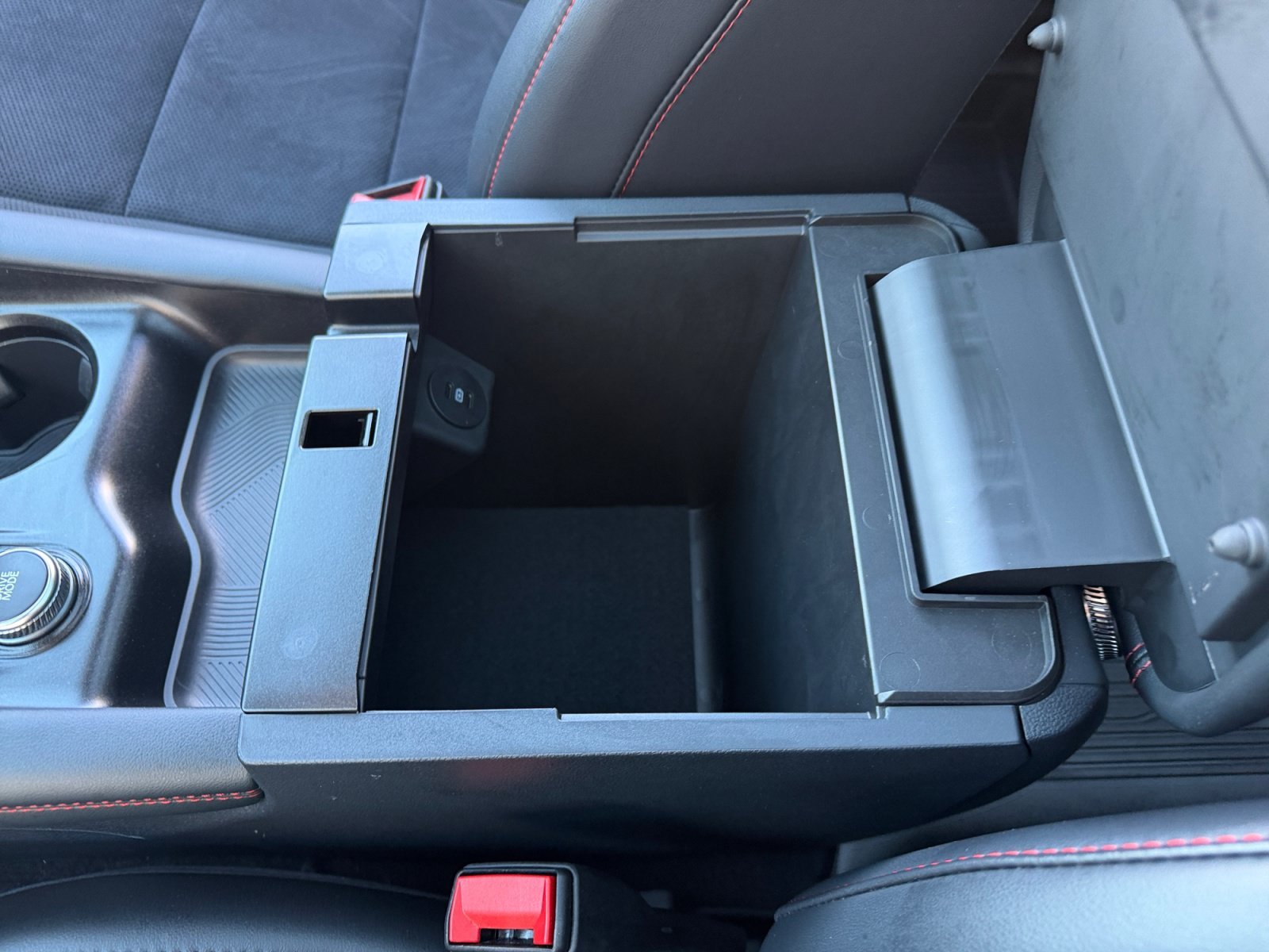 2025 Ford Explorer ST - Photo 18
