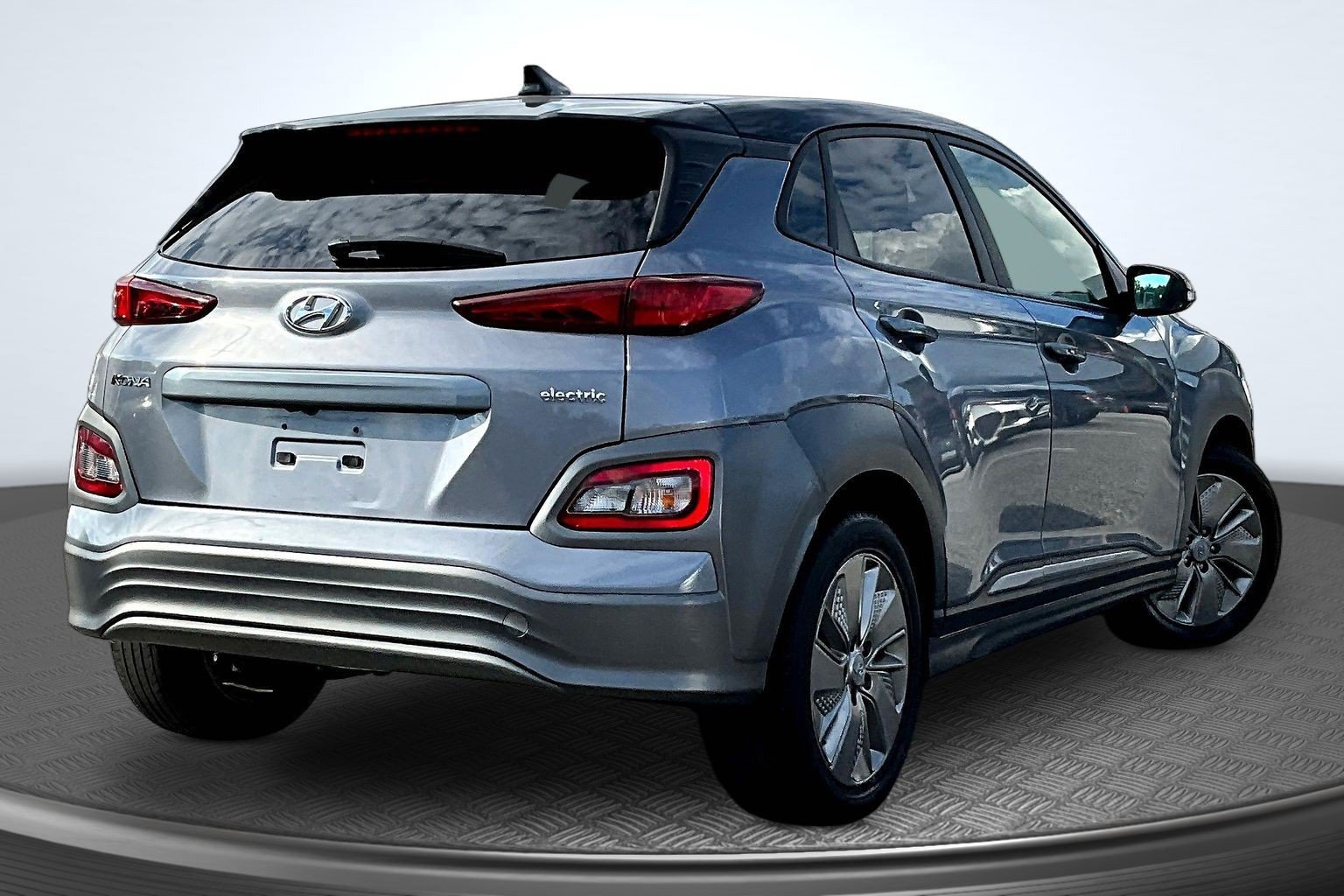 Used 2021 Silver Hyundai SEL image 5