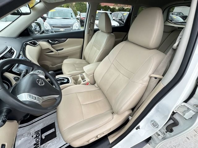 Used 2016 White Nissan SL image 12