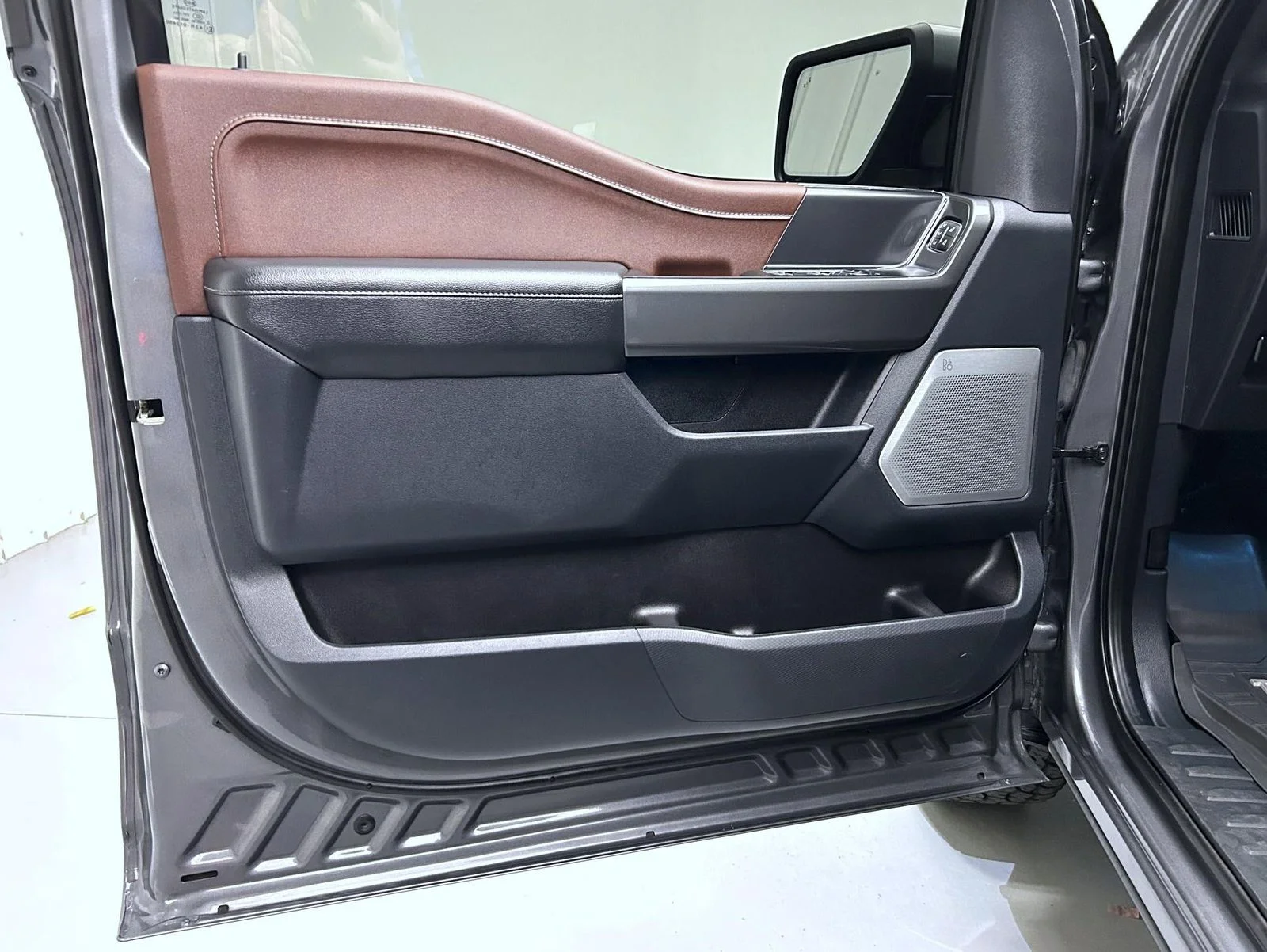 Used 2023 Gray Ford Lariat image 9