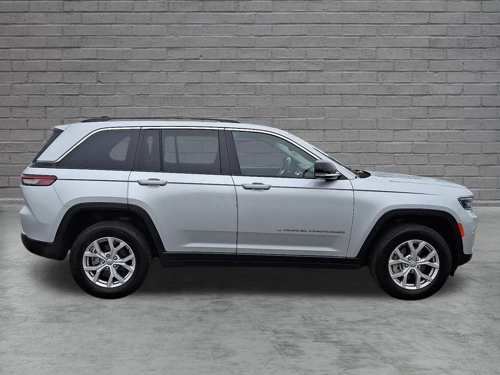 Used 2022 Silver Jeep Limited 4x4 image 42