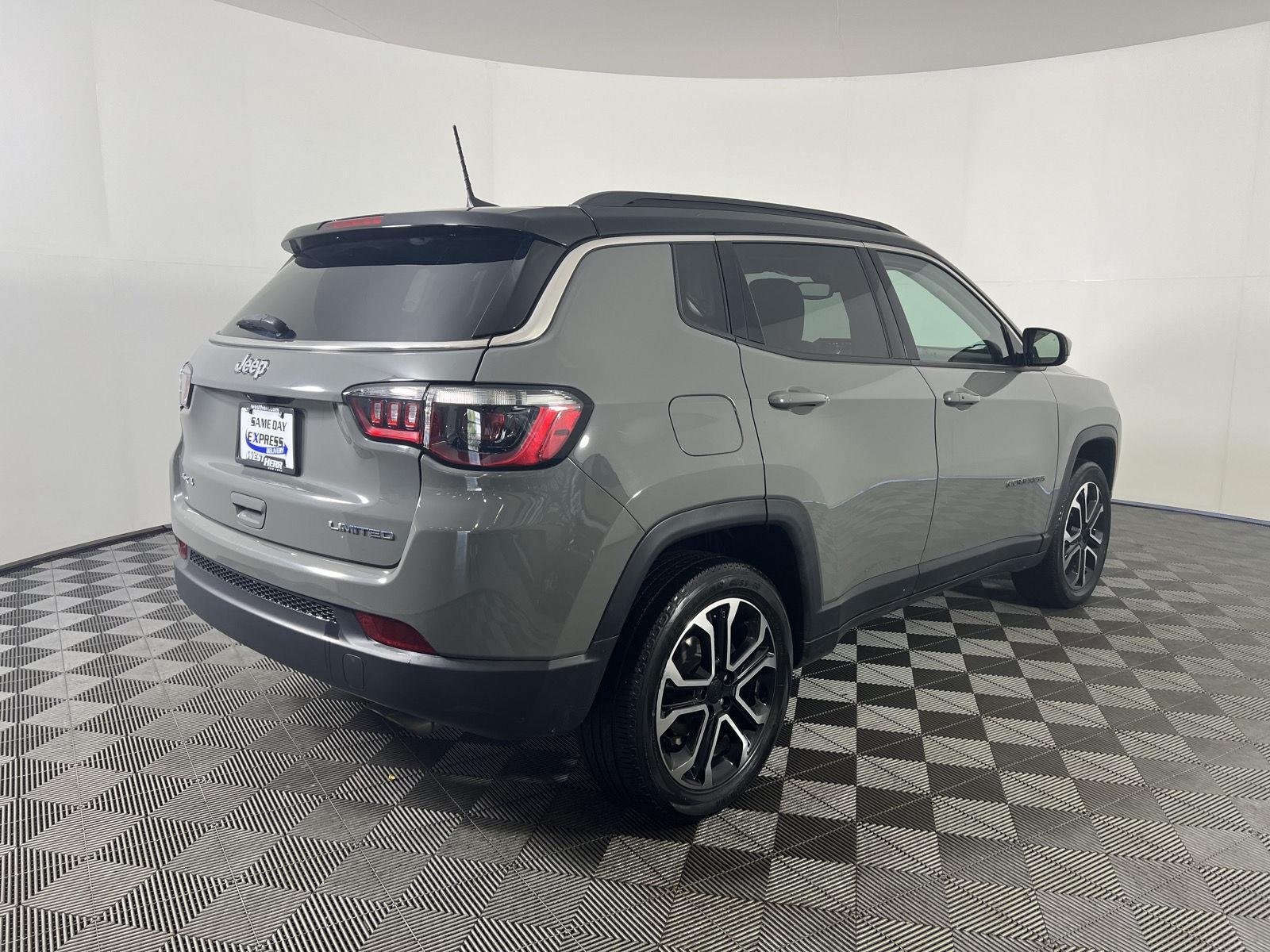 Used 2022 Sting-Gray Clearcoat Jeep Limited image 3