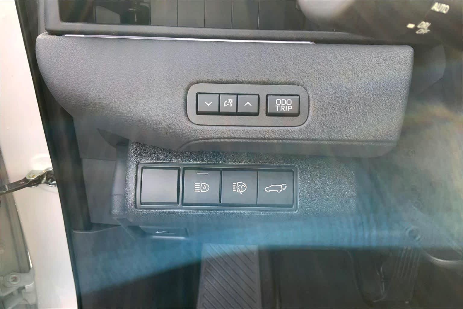 Used 2026 Wind Chill Pearl Toyota XLE Plus image 35