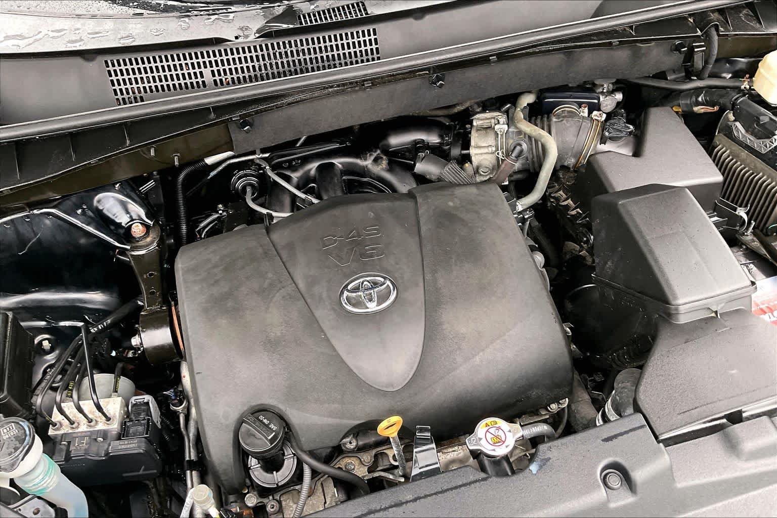 Used 2019 Midnight Black Metallic Toyota XLE image 30
