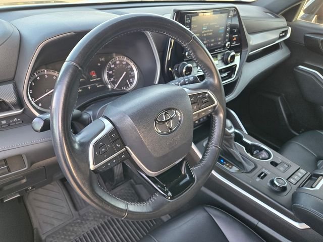Used 2022  Toyota XSE image 10