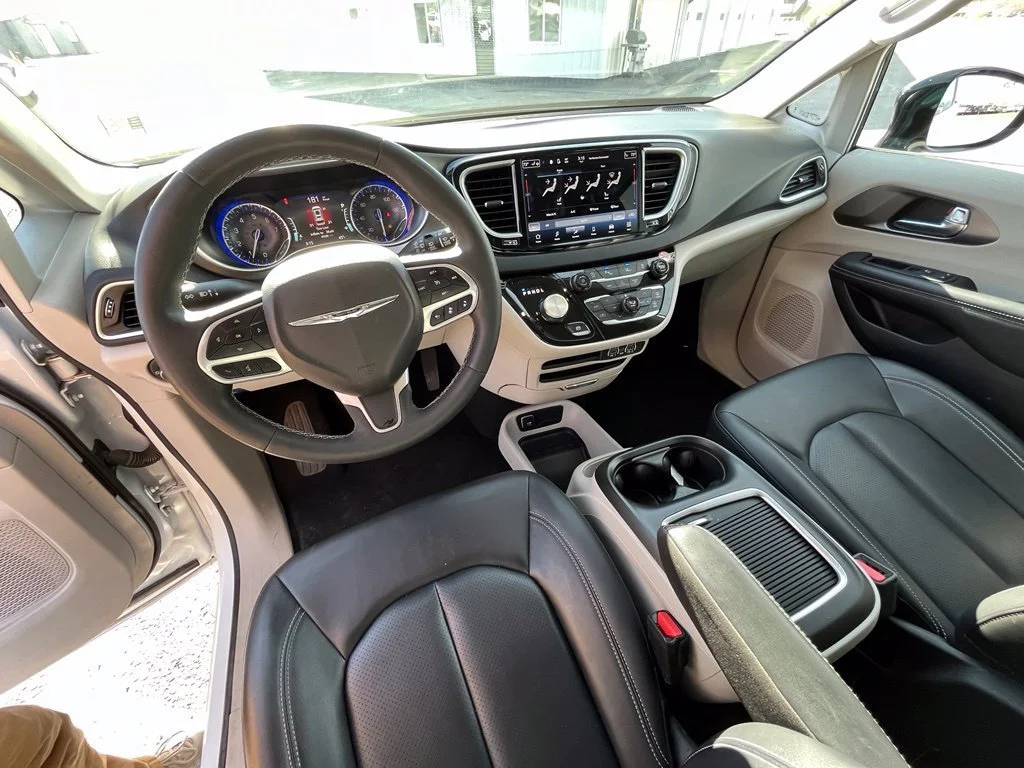 Used 2024 White Chrysler Touring L image 10