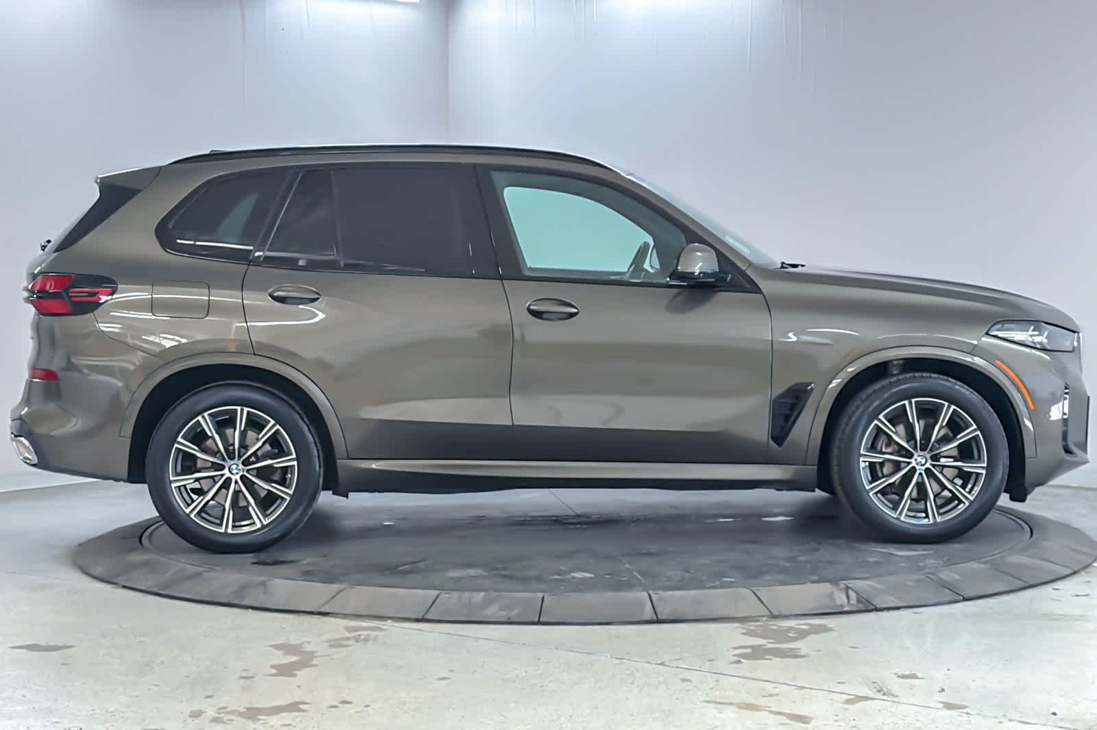 Certified Used 2024 Manhattan Green Metallic BMW xDrive40i image 8