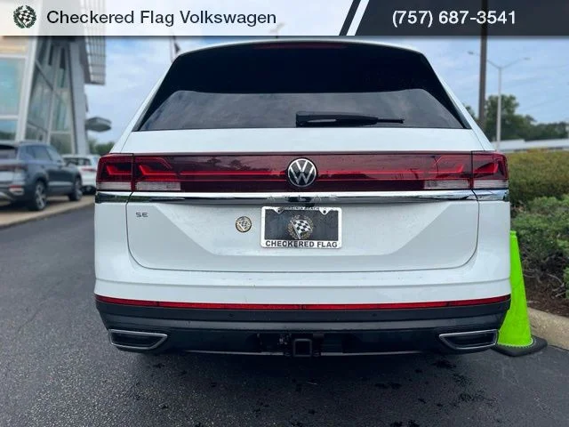 Used 2025 Pure White Volkswagen 2.0T SE w/Technology image 10