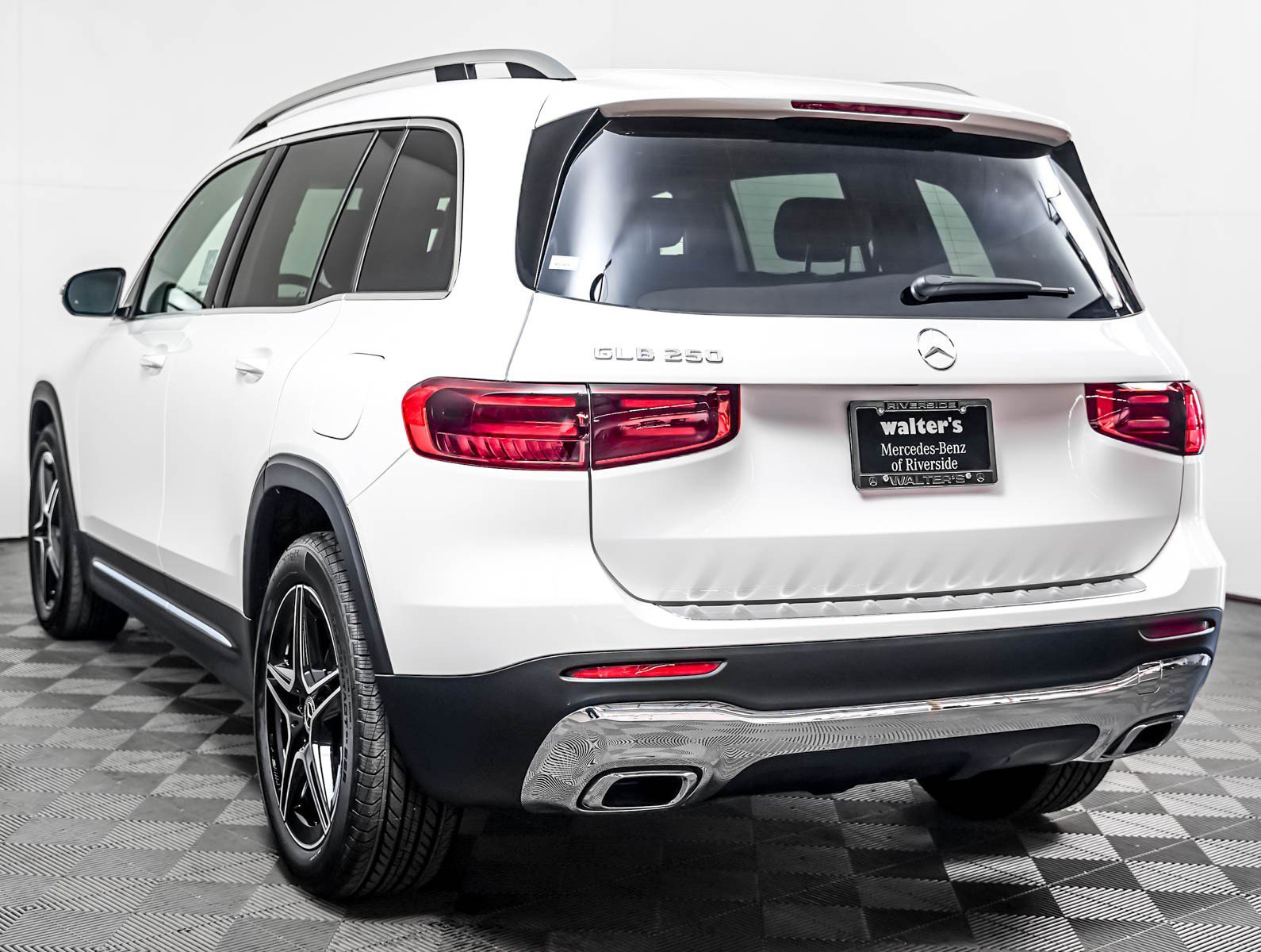 New 2026 Polar White Mercedes-Benz GLB 250 image 2
