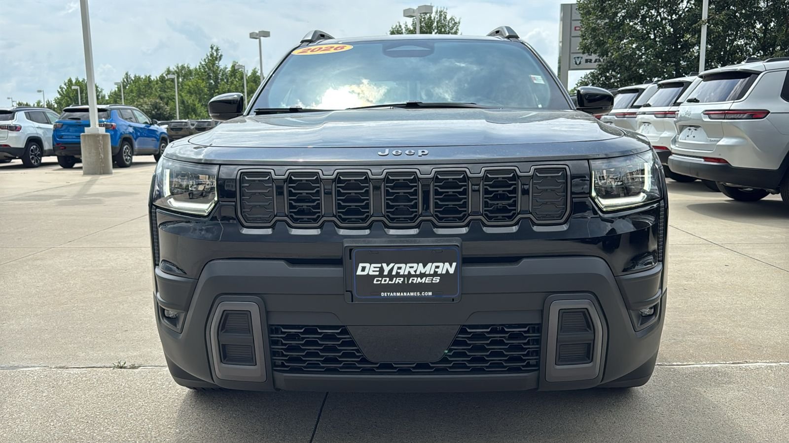 New 2026 Diamond Black Crystal Pearl-Coat Exterior Paint Jeep Limited image 4