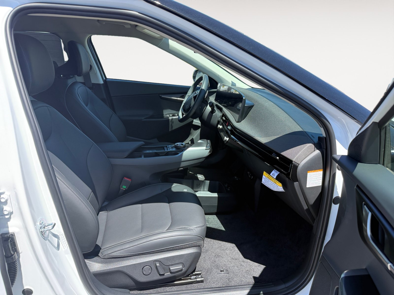 New 2026 Glacial White Pearl Kia WIND image 19