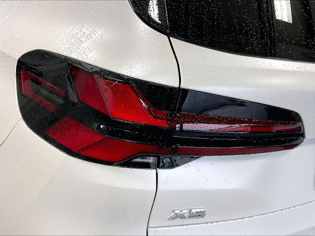 Used 2025 White BMW M60i image 33