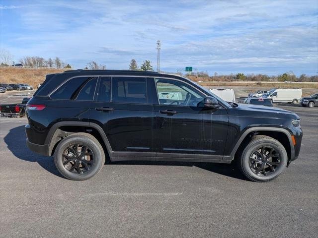 New 2026 Diamond Black Crystal Pearl-Coat Exterior Paint Jeep Altitude image 2