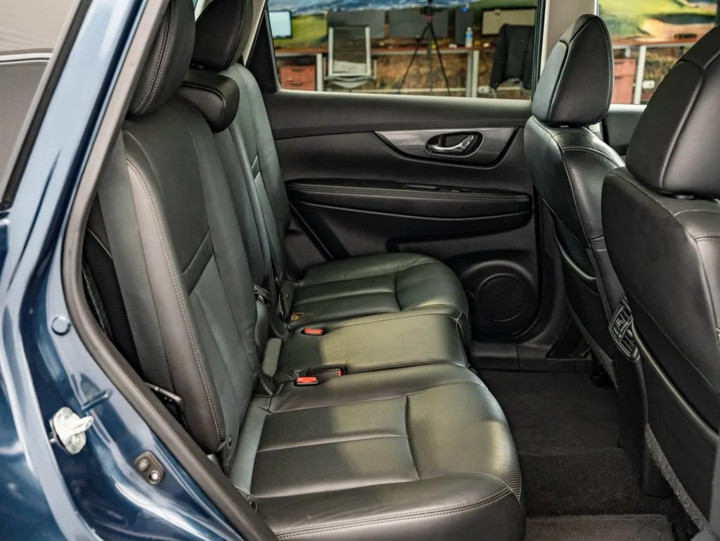 Used 2015 Arctic Blue Metallic Nissan SL image 46