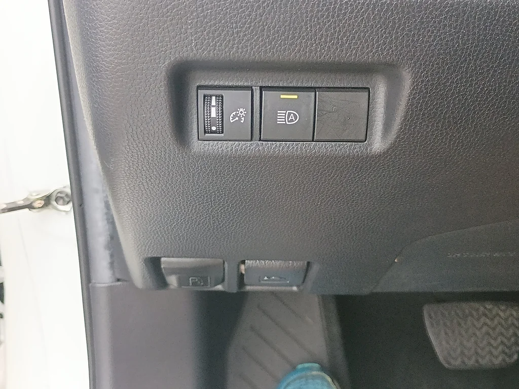 Used 2022 White Toyota LE image 18