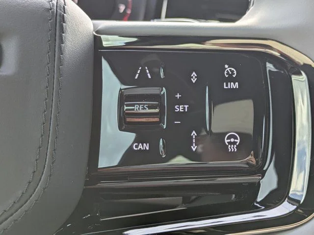 Used 2025  Land Rover SV Edition Two image 22