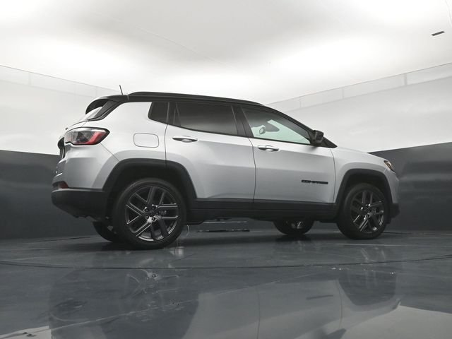 New 2026 Silver Zynith Metallic Clear-Coat Exterior Paint Jeep Limited image 24